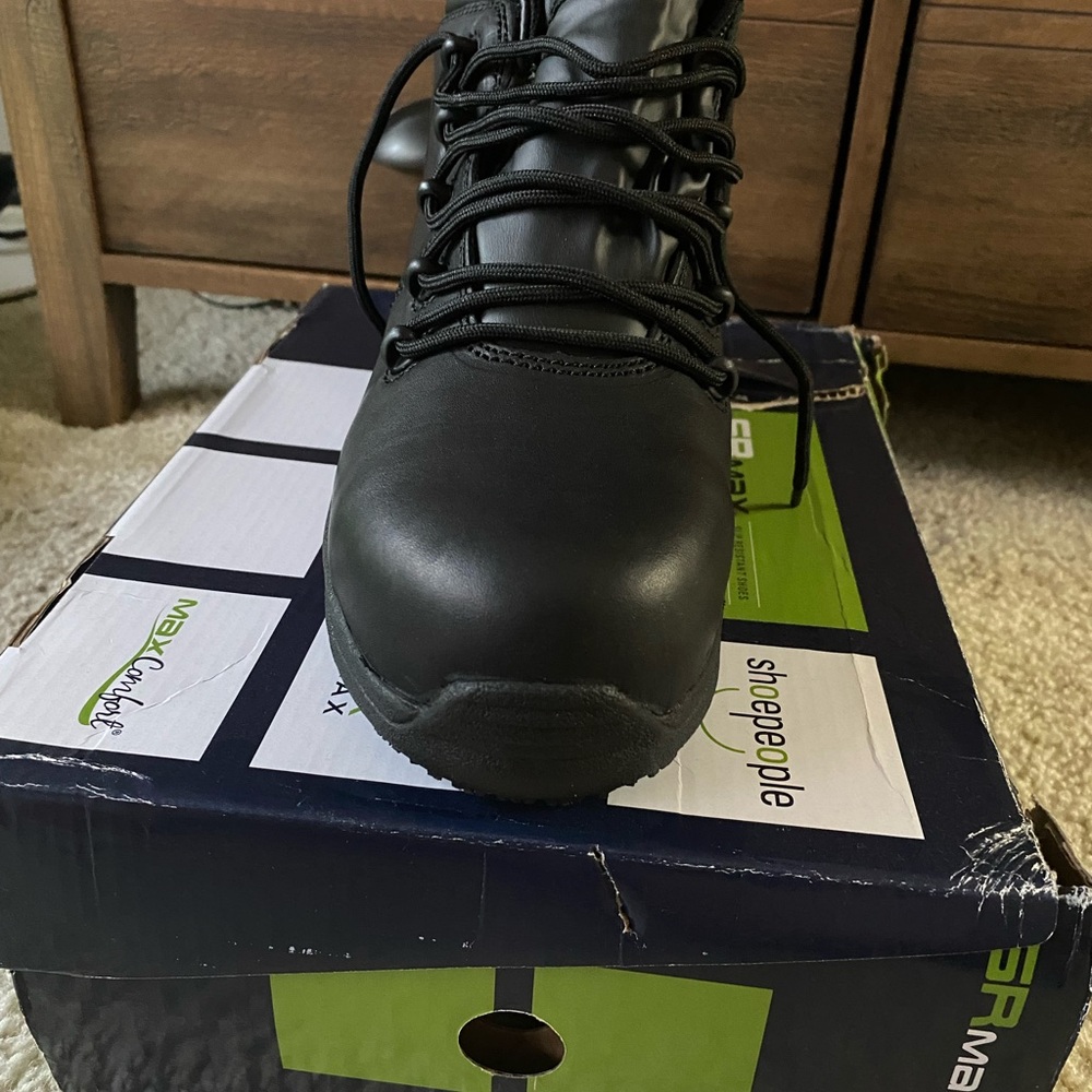 Work shoes hard toe Black slip resistant size 8.5